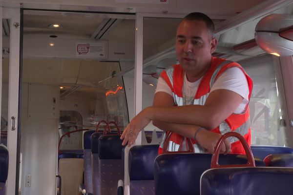 Ce week-end, à l'occasion des Journées du patrimoine, la visite d'une cabine de TER est organisée en gare de Limoges en présence de Wilfried Demaret. Plus connu sous le pseudonyme "BB27000", cet internaute compte plus de 90 000 abonnés sur les réseaux sociaux, où il partage sa passion pour l'univers ferroviaire.