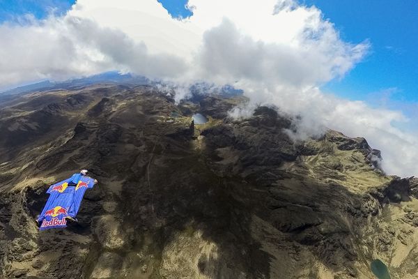 Un wingsuiter en plein vol au mont Kenya, le 23 août 2023.