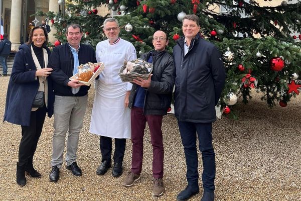 Pour la septième année consécutive les producteurs de Licques ont remis une dinde et un chapon à l'Elysée.