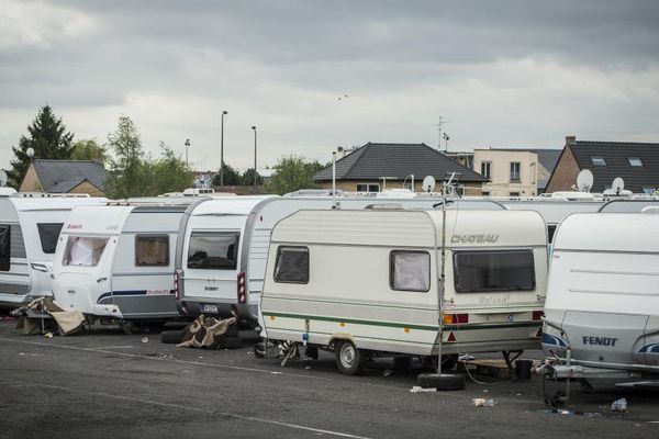 Dans ce camp de gens du voyage sédentarisés à Wattrelos, il est prévu de construire un mur pour le séparer de la commune de Mouscron, en Belgique.