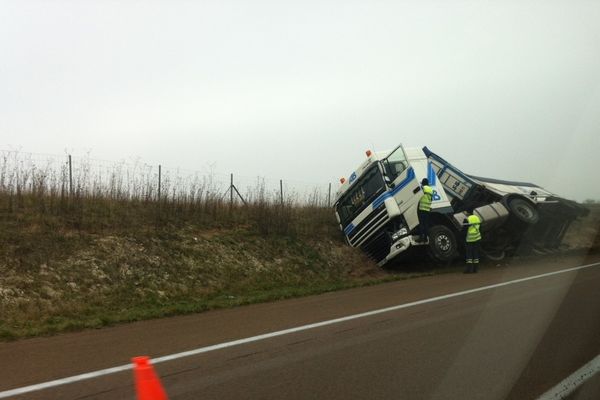 En direction de Troyes : un camion couché sur le bas côté de l'A26 au kilomètre 307