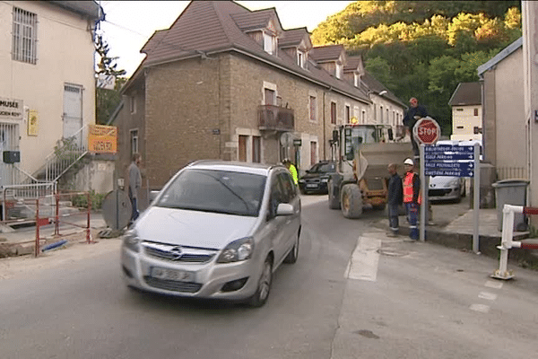 Déviées les voitures passent maintenant par le centre de Beure en travaux