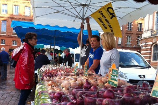 Oignons rouges, jaunes et blancs... On trouve de tout sur le marché toulousain de la coordination rurale.