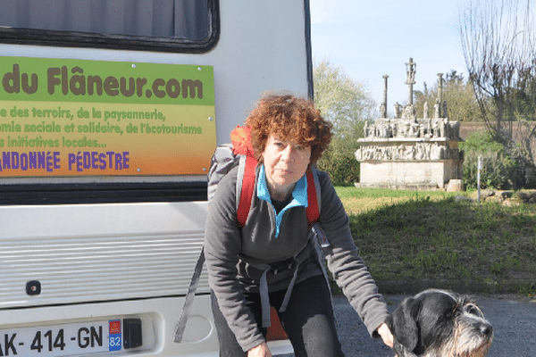 Monique et Douncka et leur camping-car devant le calvaire de Tronoën