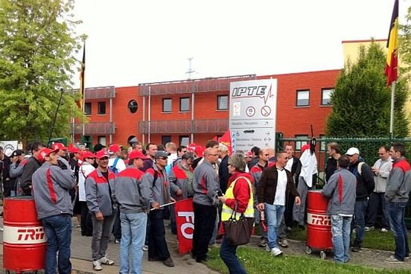 Les salariés manifestent devant l'usine IPTE en Belgique, où est stockée la machine