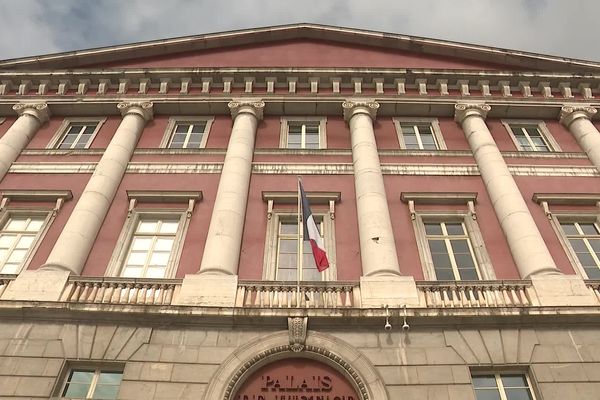 Un homme qui avait tiré sur deux vigiles lors d'une course contre le cancer du sein à Chambéry était jugé jusqu'au 18 septembre 2024 devant la cour d'assises de la Savoie.