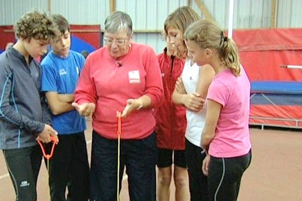 Annie Belanger entraîne des jeunes de l'ASPTT à Rouen pour les initier au lancer de marteau.