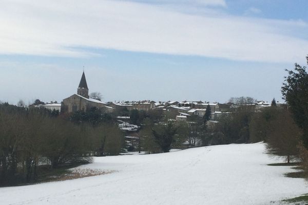 La neige a revêtu toute la commune de Champdeniers-Saint-Denis.
