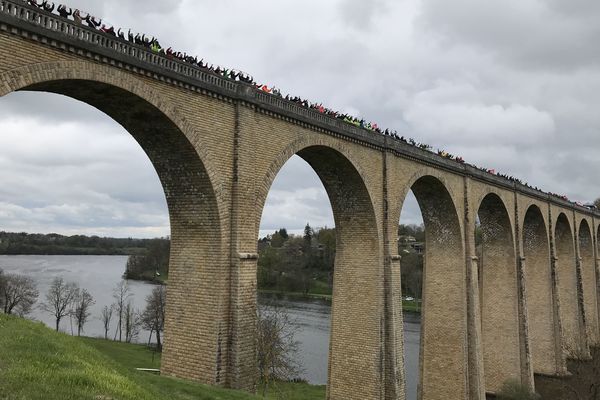 Le cortège s'est retrouvé sur le viaduc qui enjambe la Vienne à l'Isle-Jourdain. 