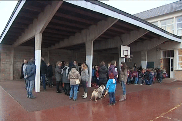 Depuis lundi, les parents d'élèves occupent l'école d'Equeurdreville pour s'opposer à la fermeture d'une classe en septembre prochain.