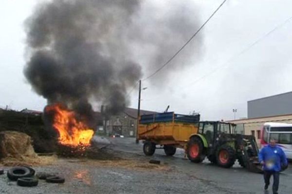 Blocage de l'abattoir de Bressuire (79) par la FDSEA.