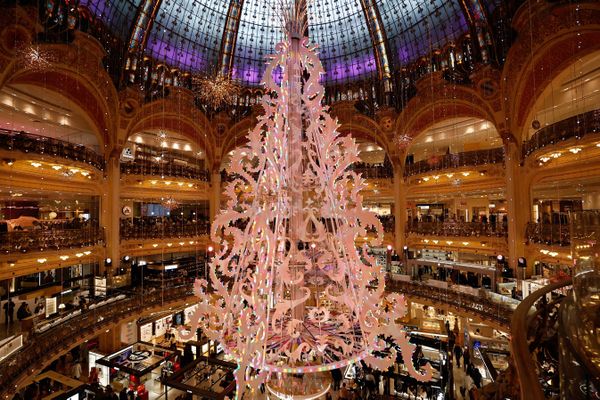 Les grands magasins parisiens, comme ici les galeries Lafayette. Tout est pensé pour séduire les visiteurs et acheteurs. (Illustration)