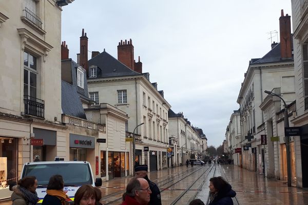 Un colis suspect se trouve rue nationale à Tours. La police a bouclé le quartier. 