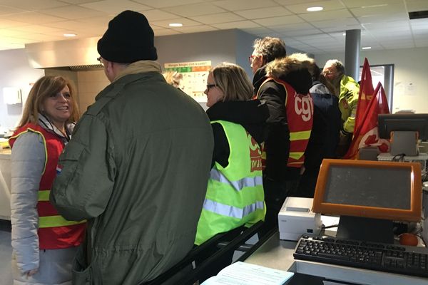 Les salariés grévistes ont occupé ce lundi les services de restauration de l'hôpital de Montauban (82).