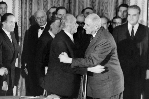 Le général de Gaulle embrasse le chancelier allemand Konrad Adenauer après la signature du traité de coopération franco-allemand le 22 janvier 1963 dans le salon Murat du Palais de l'Elysée.