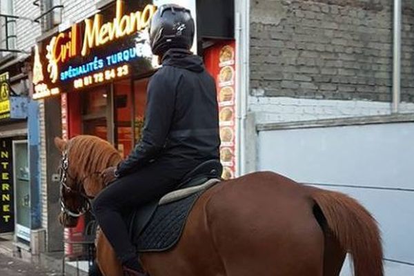 Un cavalier fait le buzz en se promenant dans les rues de Montreuil (capture post Facebook Djounoubou Tandian).