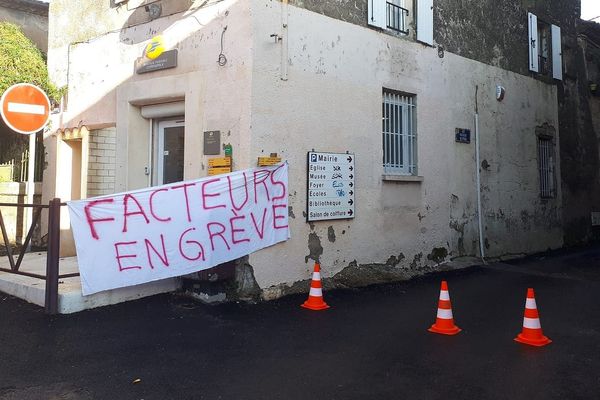 Une partie des facteurs du centre de distribution de Saint Chaptes, au nord de Nîmes, est en grève illimitée pour défendre leur centre de distribution.