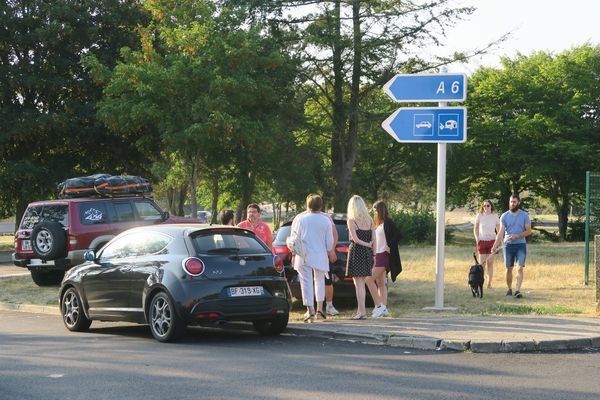 Départs en vacances sur une aire d'autoroute.