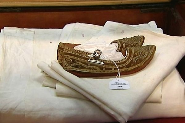 Lot notamment constitué de deux serviettes brodées et d'une nappe ainsi que des souliers brodés ayant appartenu au fils de Napoléon 3 (le neveu de Bonaparte).