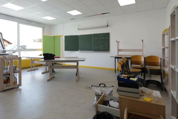 Le 30 avril dernier, l'école primaire de Mornant (Rhône) connaissait un incendie dévastateur : 5 classes sur 14 étaient rendues inutilisables. Au terme d'une véritable course contre-la-montre, les classes vont rouvrir pour la rentrée le 3 septembre. Un exploit très collectif.