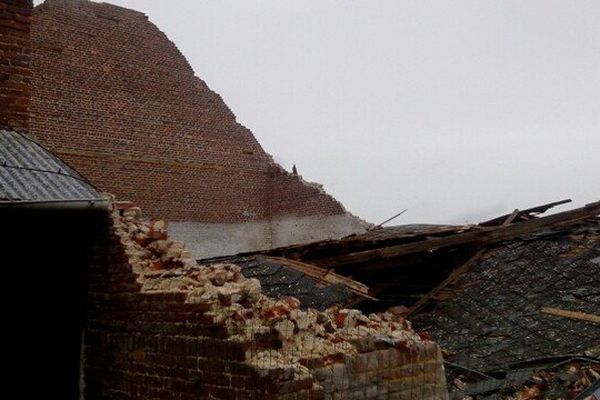 La toiture de cette ferme a été détruite sous l'effet d'une mini-tornade