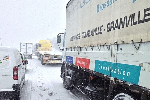 Poids lourds à l'arrêt sur la RN 13 à la Glacerie ce lundi midi