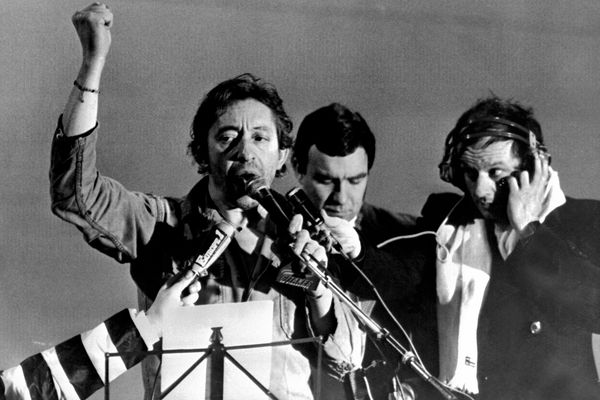 Serge Gainsbourg chante la Marseillaise en brandissant le poing levé à Strasbourg le 4 janvier 1980.