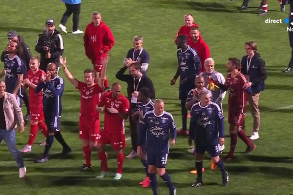 Anciens joueurs et artistes réunis pour célébrer les 100 ans du Stade Chaban-Delmas à Bordeaux, le 14 mai 2024.