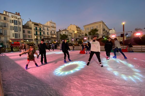 La patinoire de glace de Cannes ce dimanche 15 décembre.