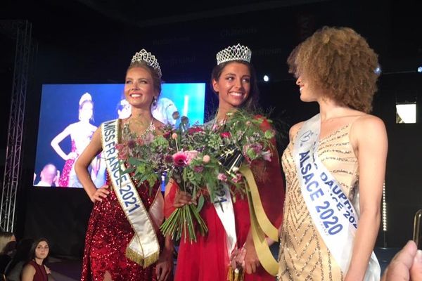 Cécile Wolfrom, la nouvelle Miss Alsace, entourée de Miss France 2021, Amandine Petit (à gauche), et de la Miss Alsace 2020, Aurélie Roux.