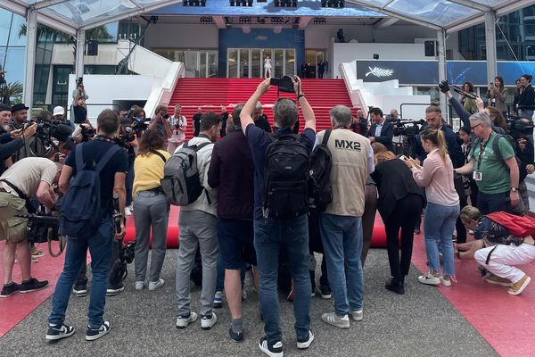 Le 77e Festival de Cannes ouvre ce mardi avec la vague #MeToo dans tous les esprits, et sur le tapis rouge où les journalistes se pressent déjà lors de son installation.