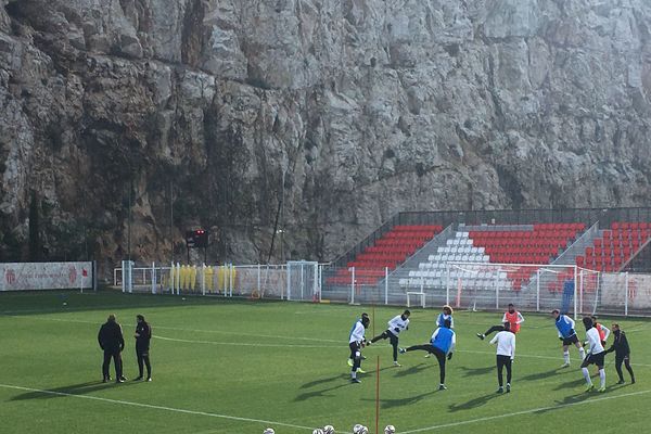 Le club du rocher en plein entraînement ce lundi matin, au lendemain d'une défaite cuisante contre l'OL (3-0).