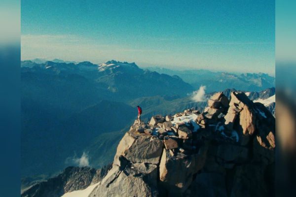 Christophe Profit a réalisé une première en solo intégral sur la face ouest des Drus, dans le massif du Mont-Blanc, en juin 1982.