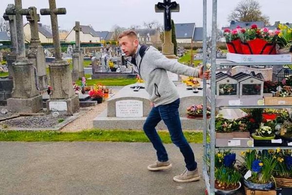 Romain a déposé entre 400 et 500 compositions sur les tombes du cimetière de Plerguer