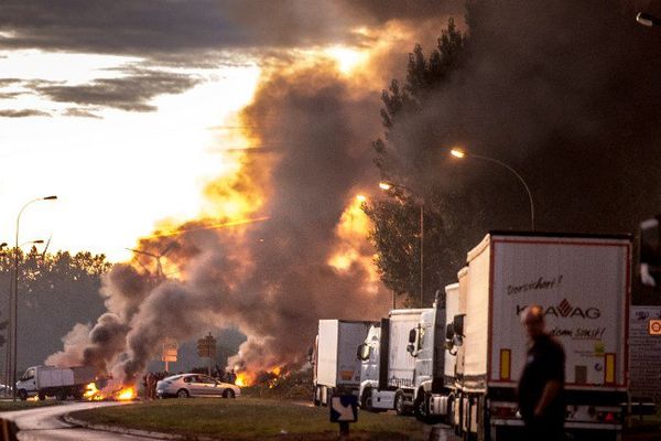 Dans la nuit du 28 au 29 août, une soixantaine de gens du voyage avait monté un barrage sur sur l'A1 pour contraindre les autorités à libérer le fils de l'une des victimes de la fusillade de Roye, alors incarcéré, pour qu'il puisse assister aux funérailles de son père.