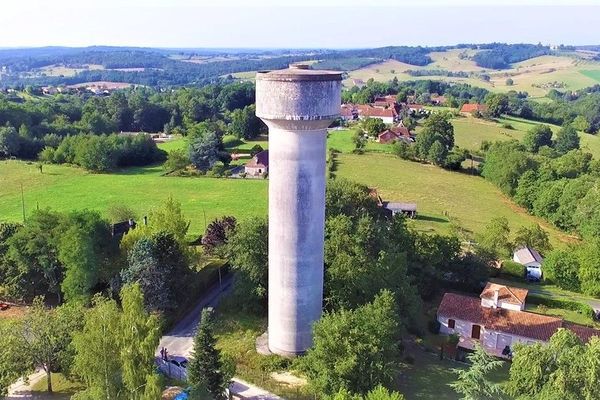 8 étages et 4m de hauteur sous plafond dans des pièces rondes, il va falloir être créatif...