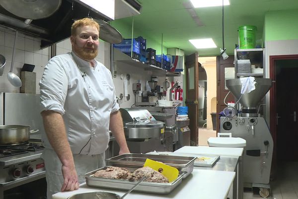 Jérémie Crauser, charcutier dans le 2e arrondissement de Lyon, fait partie des finalistes pour le titre de champion du monde de pâté croûte.