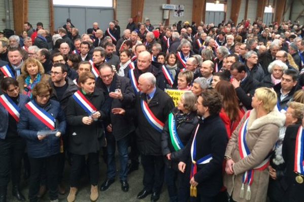 Loudéac (22) : les élus rassemblés à l'hippodrome en soutien à l'agriculture