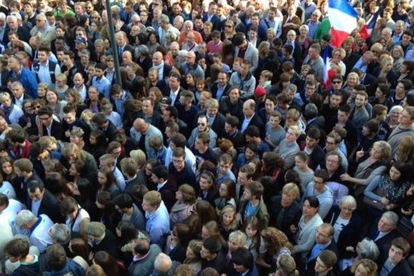 Les militants et sympathisants sarkozystes patientent en nombre devant la salle.