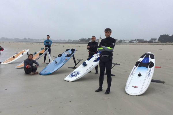 Des planches équipées pour voler au dessus des vagues