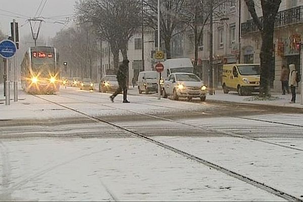 La neige pose également des difficultés au tram.