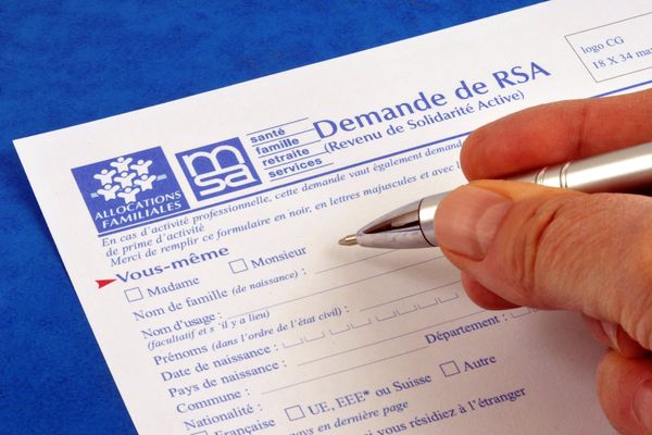 Le département de l'Allier expérimente le conditionnement du revenu de solidarité active (RSA) à 15 heures d'activités hébdomadaires.