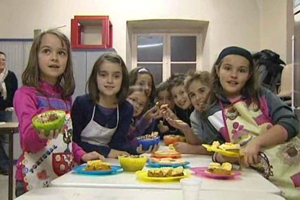 Après deux heures d'initiation chez Gustave Goutatou, les enfants arborent fièrement leurs réalisations. Au menu ce soir : financier au citron et fondant au potimarron. A consommer sans modération, sur place, avec papa et maman.