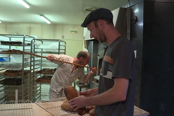 Depuis 10 ans, on dénombre de plus en plus de paysan boulanger. Dans le Limousin, ils seraient une quinzaine à être à la fois au four et au moulin.