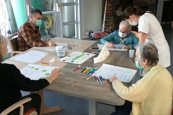 L'atelier dessin est une des activités qui apparaît dans la vidéo tournée à l'EHPAD du Mayet-de-Montagne dans l'Allier.