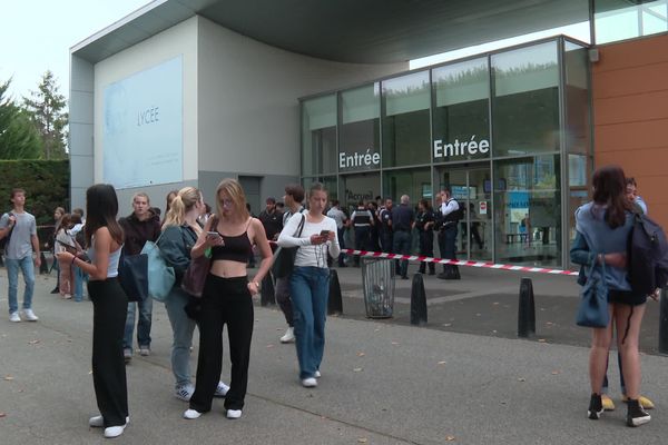 Des élèves devant le lycée Malherbe à Caen