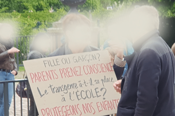 Extrême droite. Tractages devant des écoles, menaces, interruption de spectacle pour enfants : des groupuscules agissent au quotidien