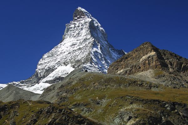 Sommet emblématique des Alpes, le mont Cervin relie la vallée de Zermatt suisse et la vallée d'Aoste italienne.