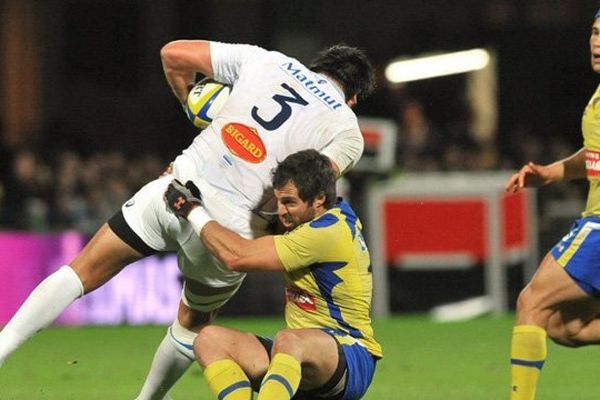 L'ouvreur Brock James et le centre Benson Stanley face au Castrais Ramiro Herrera lors du match ASM Clermont vs Castres Olympique au stade Michelin, le 11 Avril 2014.