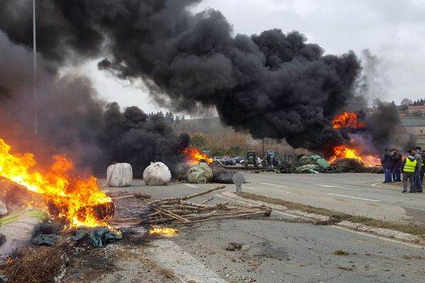 Un an après, la flamme de la révolte brûle-t-elle toujours dans le cœur des gilets jaunes ?